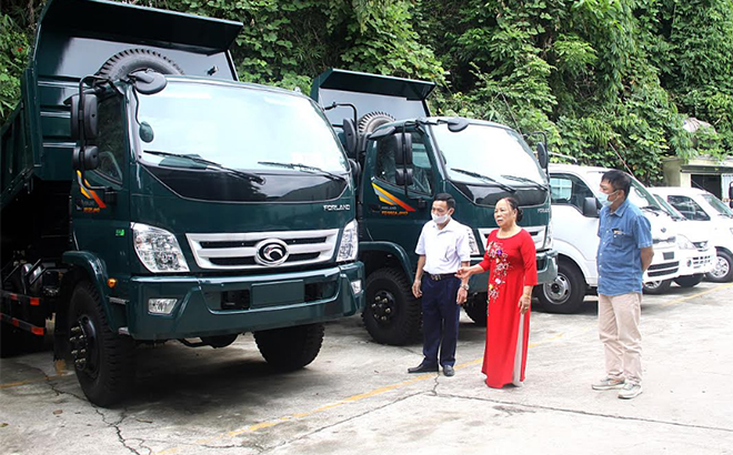 Bà Trần Thị Lương chia sẻ công việc kinh doanh của Công ty TNHH Thương mại ô tô Vina Hòa Bình với lãnh đạo Hội NCT huyện Yên Bình.