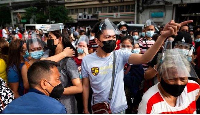 Tình trạng hỗn loạn xảy ra ở các địa điểm tiêm phòng của Philippines.