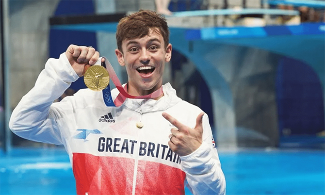 Nhà vô địch môn nhảy cầu người Anh Tom Daley giành huy chương vàng tại Olympic Tokyo hôm 26/7.