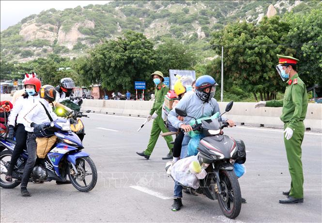 Lực lượng chức năng của tỉnh Ninh Thuận kiểm tra người dân từ vùng có dịch đi qua địa bàn tỉnh về địa phương.