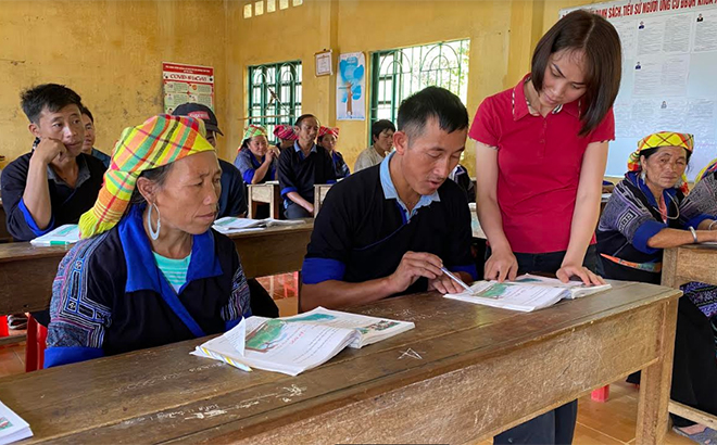 Các học viên tham gia lớp xóa mù chữ Nhân ái tại xã Dế Xu Phình.