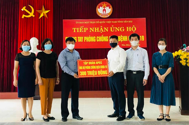 Lãnh đạo Công ty cổ phần Tập đoàn APEC trao kinh phí hỗ trợ cho Ủy ban MTTQ tỉnh.