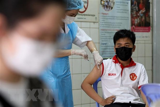 Nhân viên y tế tiêm vaccine ngừa COVID-19 cho người dân tại Phnom Penh, Campuchia. (Ảnh: AFP/TTXVN)