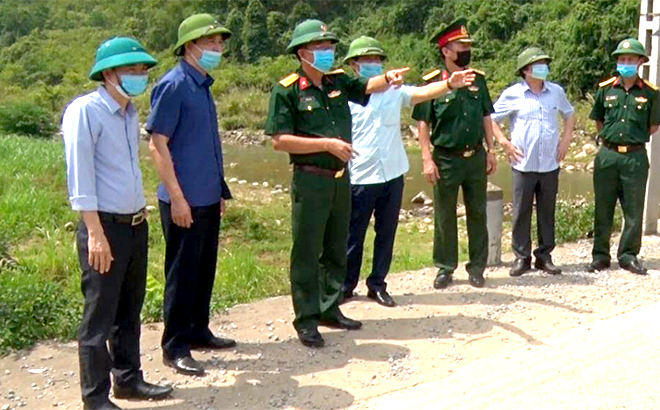 Đại tá Trần Công Ứng - Chỉ huy trưởng Bộ Chỉ huy Quân sự tỉnh kiểm tra công tác phòng chống lụt bão tại huyện Văn Chấn.