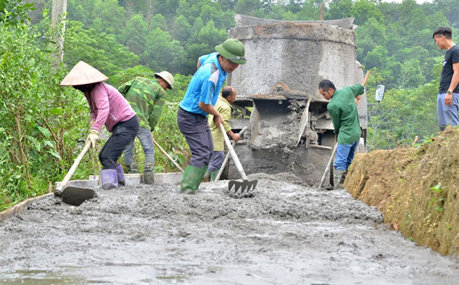 Nhân dân thôn Hơn bê tông hóa đường ngõ xóm.