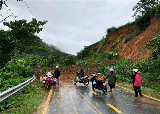 Mưa lớn gây tắc đường tại km 11+100, quốc lộ 12 (từ trung tâm huyện Phong Thổ với Cửa khẩu quốc tế Ma Lù Thàng).