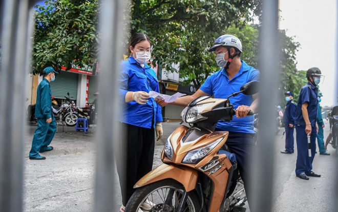 Hà Nội yêu cầu người ra, vào chốt kiểm dịch tại các cơ quan, xã phường... phải quét mã QR (Ảnh minh họa).