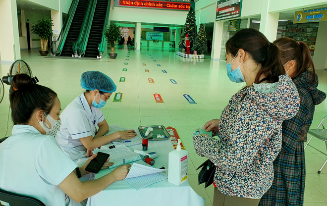Người dân thực hiện khai báo y tế tại Bệnh viện Đa khoa tỉnh