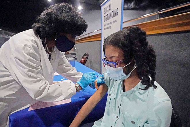 Y tá tiêm vắc xin ngừa Covid-19 cho người dân tại một điểm tiêm chủng ở trường đại học Jackson thuộc bang Mississippi (Mỹ).