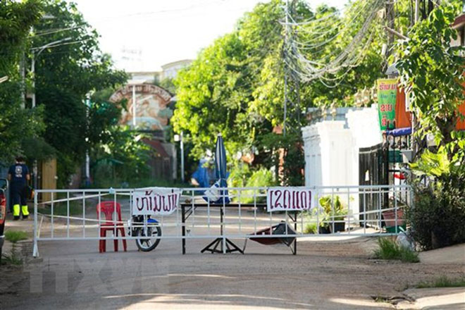Một khu vực bị phong tỏa do có ca nhiễm COVID-19 tại Vientiane, Lào.