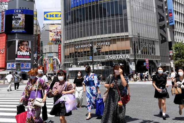 Người dân đi bộ trên một con phố ở quận Shibuya, thủ đô Tokyo.