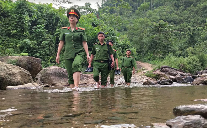 Trung tá Đinh Thị Thu Hương cùng đồng nghiệp băng rừng, lội suối đi cấp thẻ căn cước công dân cho người dân trong huyện.