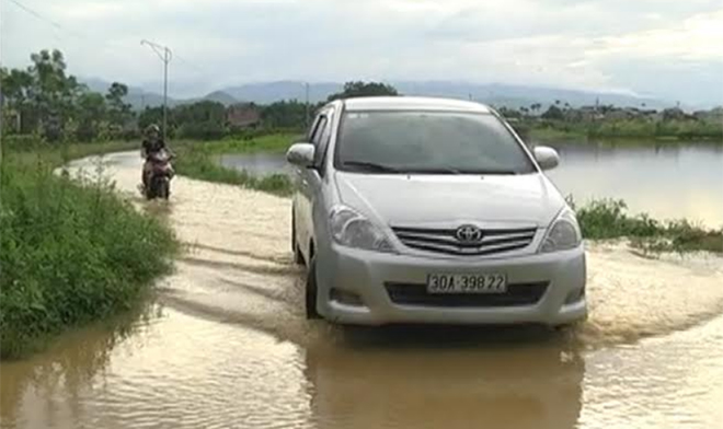 Nước lũ tại các suối dâng cao làm ngập đường giao thông các xã Tân Đồng, Hòa Cuông, Minh Quán.