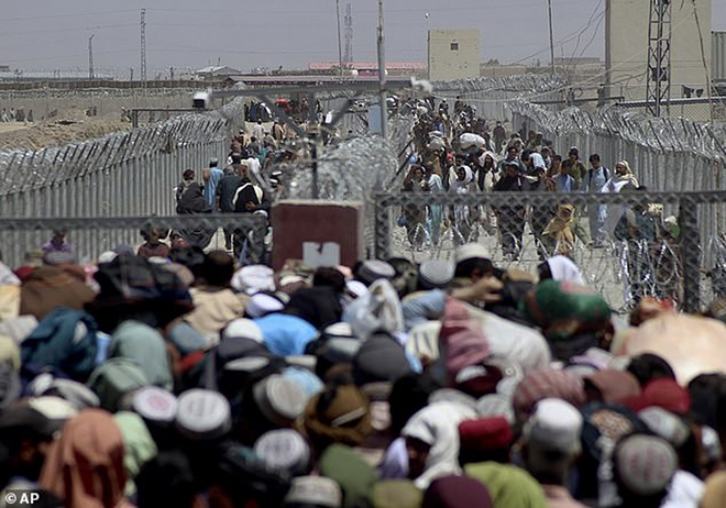 Nhiều người dân Afghanistan đang đổ xô về các khu vực sân bay và các khu vực biên giới với hi vọng có thể nhanh chóng rời khỏi đất nước.