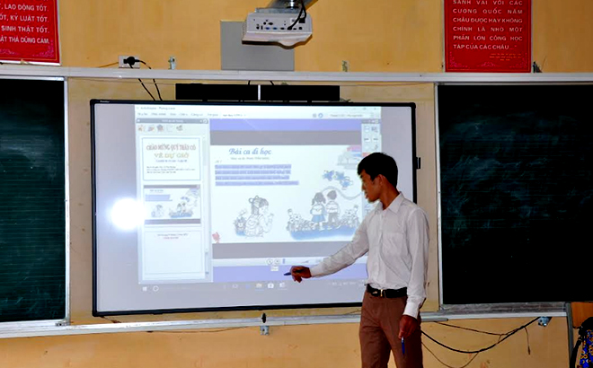 Thầy cô giáo Trường Phổ thông Dân tộc bán trú TH&THCS Chế Cu Nha, huyện Mù Cang Chải kiểm tra thiết bị tại phòng học thông minh.