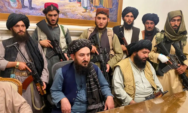 Các thành viên lực lượng Taliban trong dinh tổng thống Afghanistan ở Kabul hôm 15/8.