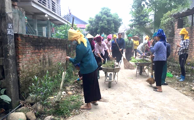 Hội viên phụ nữ thôn Đình Cại, xã Hạnh Sơn, thị xã Nghĩa Lộ tham gia vệ sinh môi trường (ảnh chụp trước ngày 27/4/2021).