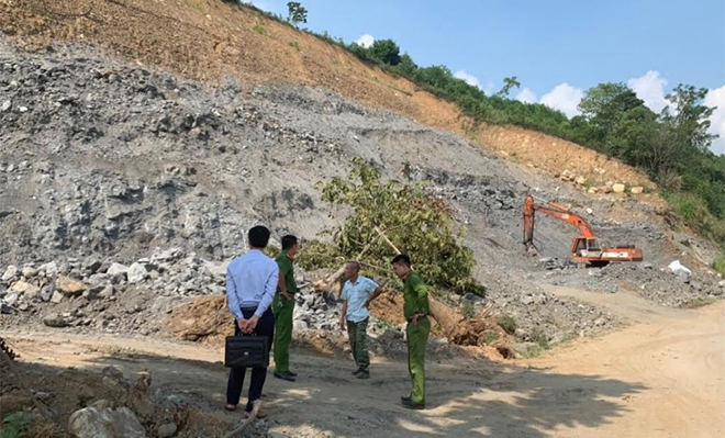 Các lực lượng chức năng huyện Văn Yên thường xuyên kiểm tra hoạt động san lấp đất và bảo vệ khoáng sản chưa khai thác.