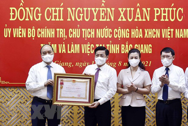 Chủ tịch nước Nguyễn Xuân Phúc trao Huân chương Lao động hạng Ba cho Đảng bộ, chính quyền và nhân dân tỉnh Bắc Giang.