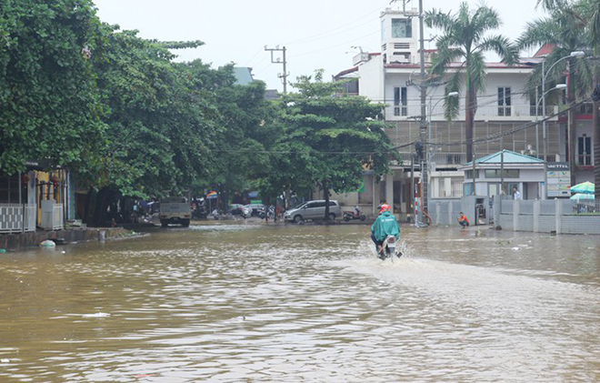 Trận mưa lớn ngày 19/8/2021 làm khu vực cổng Ga Yên Bái ngập sâu.