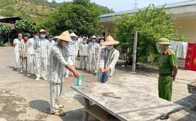 Phạm nhân Trại Tạm giam Công an tỉnh Yên Bái thực hiện sát khuẩn tay sau một ngày lao động.