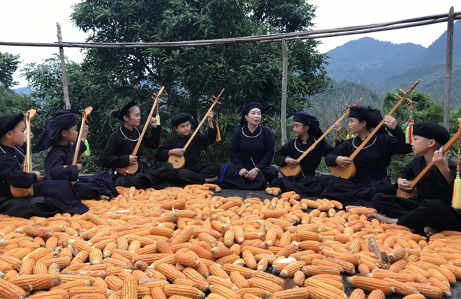 Nghệ nhân Mã Thị Dạy (giữa) tham gia truyền dạy hát then, đàn tính cho các em nhỏ.