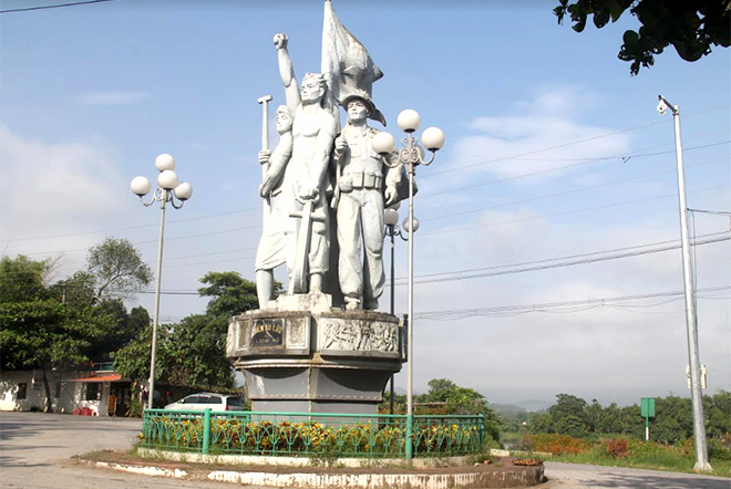 Tượng đài “Bến Âu Lâu lịch sử” ở phường Nguyễn Phúc, thành phố Yên Bái.