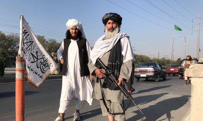 Một tay súng Taliban đứng gác bên ngoài Bộ Nội vụ Afghanistan ở thủ đô Kabul hôm 16/8.