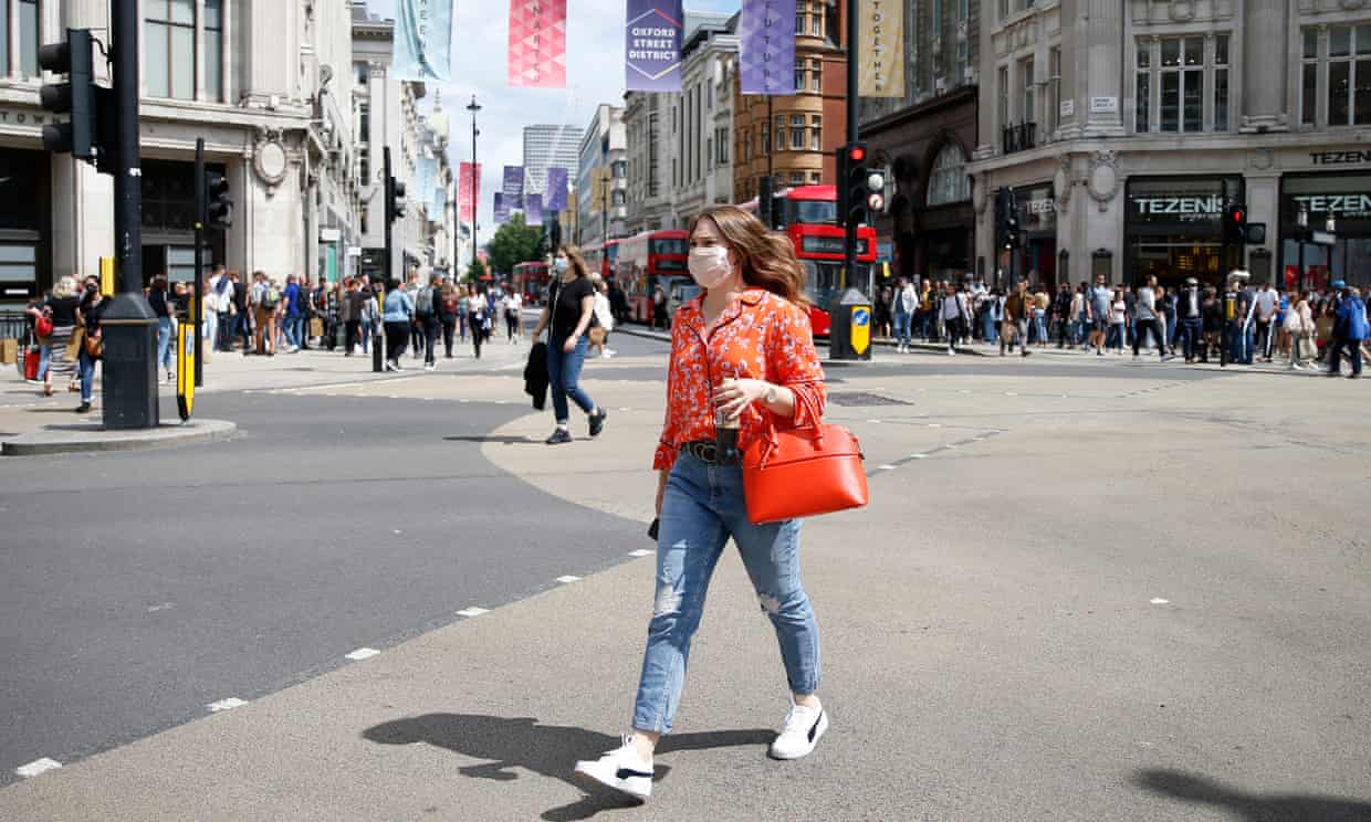 Người dân thủ đô London (Anh) duy trì việc đeo khẩu trang ở nơi công cộng.