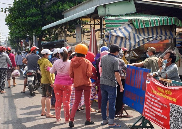 Người dân chen chúc đi chợ Hiệp Thành, Quận 12.