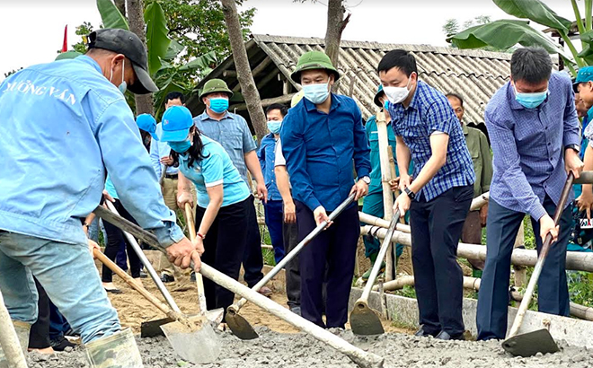 Bí thư Huyện ủy Yên Bình An Hoàng Linh (người thứ 2, phải sang) tham gia bê tông hóa đường giao thông cùng nhân dân thôn Đồng Tâm, xã Mỹ Gia.