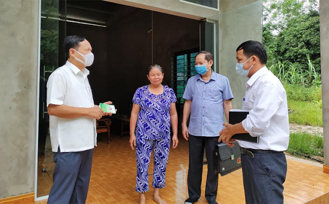Đoàn giám sát của Ban đại diện Hội đồng Quản trị Ngân hàng Chính sách xã hội tỉnh Yên Bái tới thăm gia đình bà Lương Thị Liên.