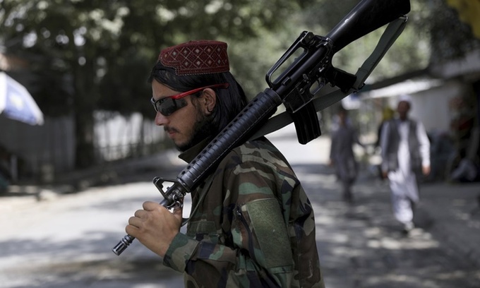 Một tay súng Taliban tại thủ đô Kabul, Afghanistan, ngày 22/8.