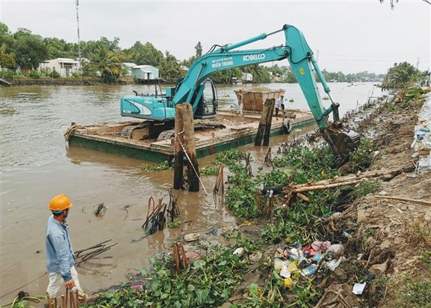 Trang thiết bị thi công kè chống sạt lở sông Ô Môn qua địa bàn huyện Thới Lai, thành phố Cần Thơ.