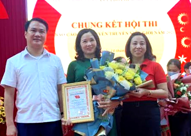 Lãnh đạo Agribank Chi nhánh tỉnh Yên Bái tặng hoa chúc mừng đảng viên Nguyễn Tú Oanh.