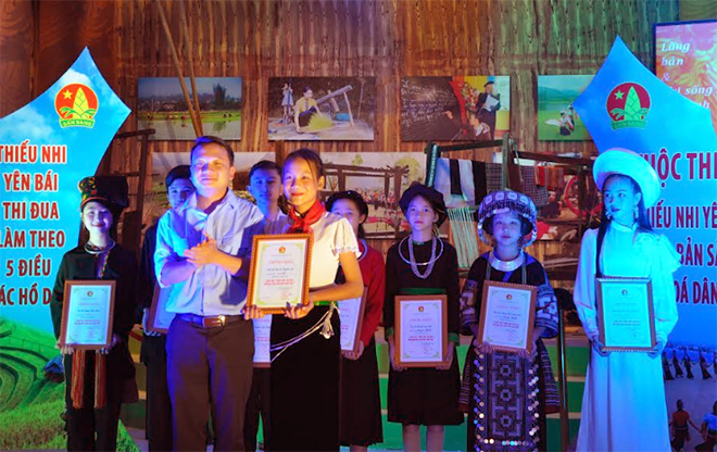 Đồng chí Triệu Trí Lộc – Phó Bí thư Tỉnh đoàn trao giải Nhất cho Đội thị xã Nghĩa Lộ tại Vòng thi sân khấu hóa.