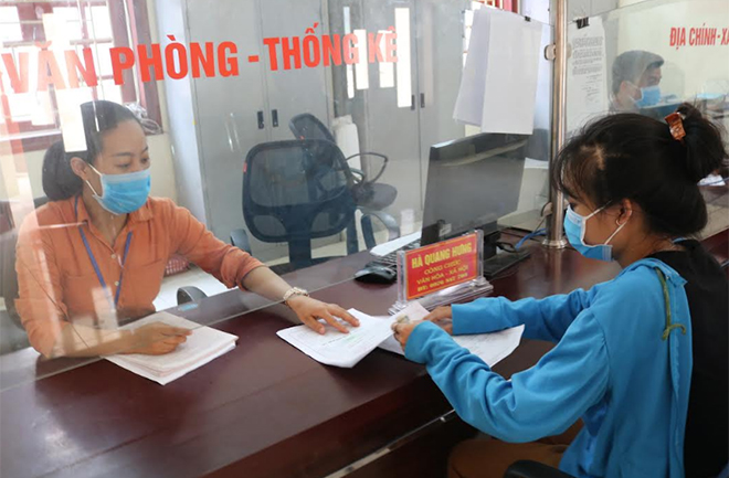 Cán bộ Bộ phận Phục vụ hành chính công xã Thịnh Hưng (Yên Bình) giải quyết thủ tục hành chính cho người dân.