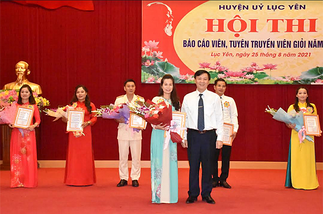 Bí thư Huyện ủy Hoàng Hữu Độ trao giải nhất cho thí sinh Trần Thị Kim Ngân – Đảng bộ Trung tâm Truyền thông và Văn hoá