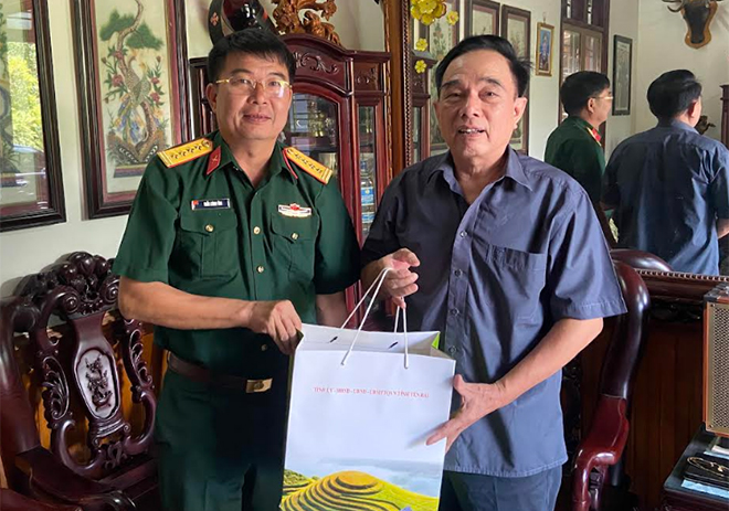 Đồng chí Trần Công Ứng - Chỉ huy trưởng Bộ Chỉ huy Quân sự tỉnh tặng quà đồng chí Nguyễn Văn Kỳ - nguyên Chỉ huy trưởng Bộ Chỉ huy Quân sự tỉnh.