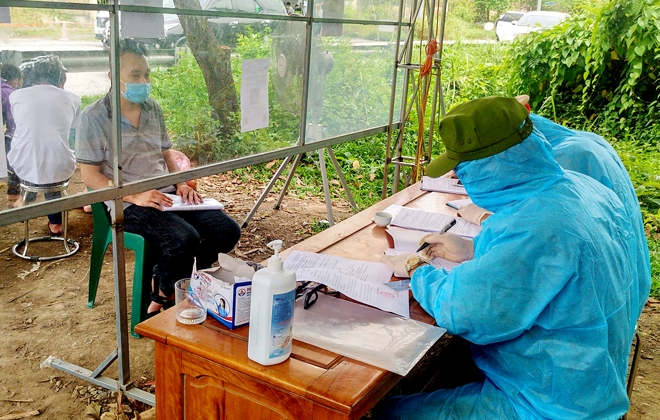 Người dân khai báo y tế tại chốt kiểm dịch nút giao IC12, cao tốc Nội Bài- Lào Cai