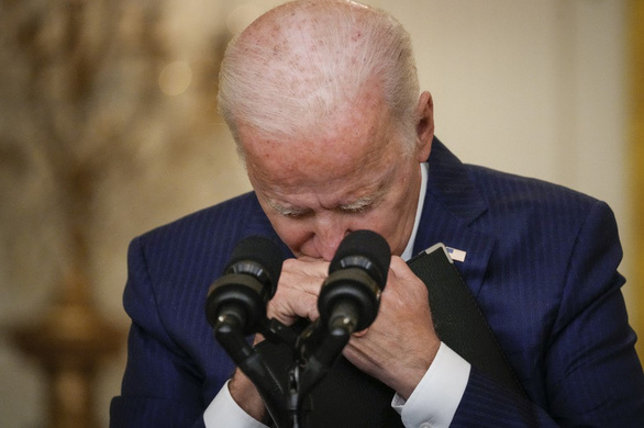 Tổng thống Mỹ Joe Biden lắng nghe câu hỏi về tình hình Afghanistan trong cuộc họp báo ở Nhà Trắng ngày 26-8