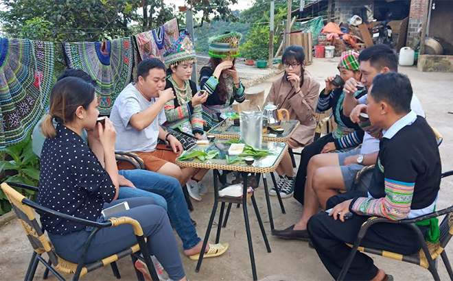 Du khách thưởng trà tại Homestay Vàng - Hòa - Bình tại thôn Pang Cáng, xã Suối Giàng.