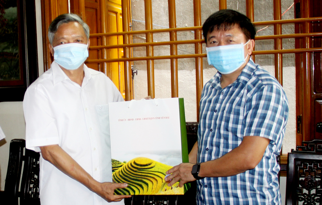Đồng chí Giàng A Tông - Ủy viên Ban Thường vụ Tỉnh uỷ, Chủ tịch Ủy ban MTTQ tỉnh tặng quà cho đồng chí Nông Văn Lịnh