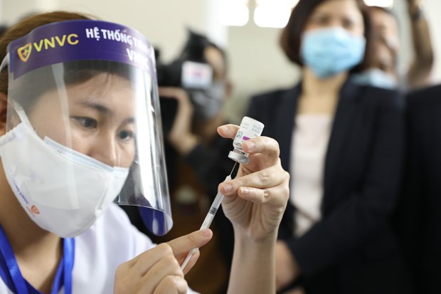 Tiêm vaccine phòng COVID-19 tại địa bàn Hà Nội. (Ảnh: TTXVN)