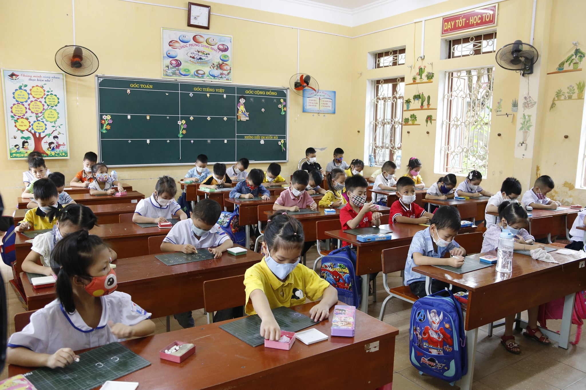 Học sinh lớp 1 Trường Tiểu học thị trấn Mậu A, huyện Văn Yên đeo khẩu trang trên lớp trong buổi học đầu tiên của năm học mới 2021-2022. Ảnh: FB Trang thông tin điện tử huyện Văn Yên.