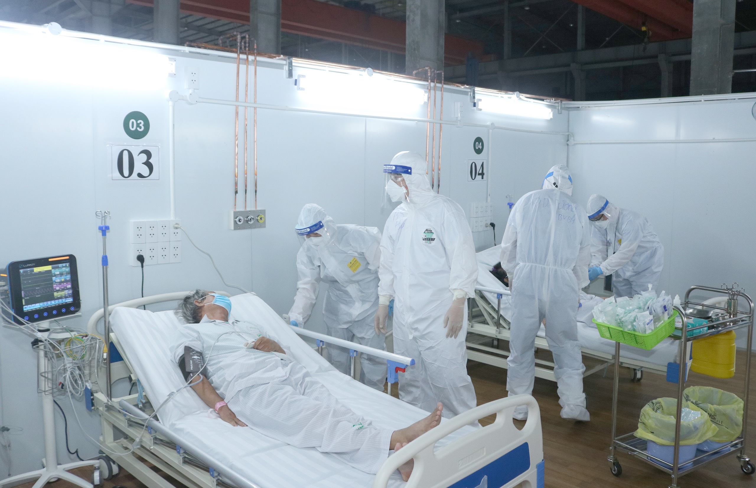 Các chuyên gia của Bệnh viện Bạch Mai tại Trung tâm hồi sức tích cực COVID-19, Bệnh viện dã chiến 16, TP. Hồ Chí Minh đang chăm sóc, điều trị bệnh nhân COVID-19 nặng (Ảnh: BV Bạch Mai)
