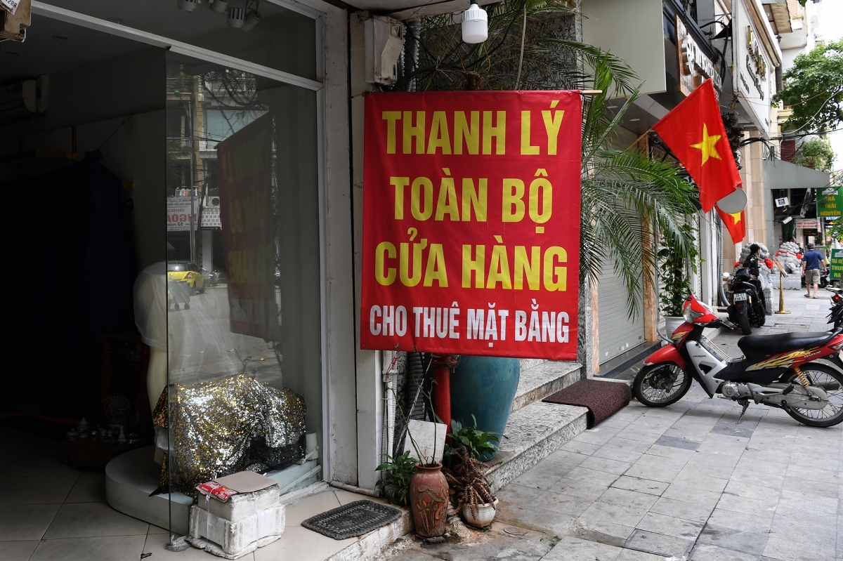 Trên nhiều tuyến phố, các cửa hàng kinh doanh thời trang, công ty lữ hành, kinh doanh đồ ăn uống hay làm đẹp...đóng cửa im lìm, nhiều của hàng treo biển sang nhượng vì không chịu được chi phí thuê nhà, nhân viên.
