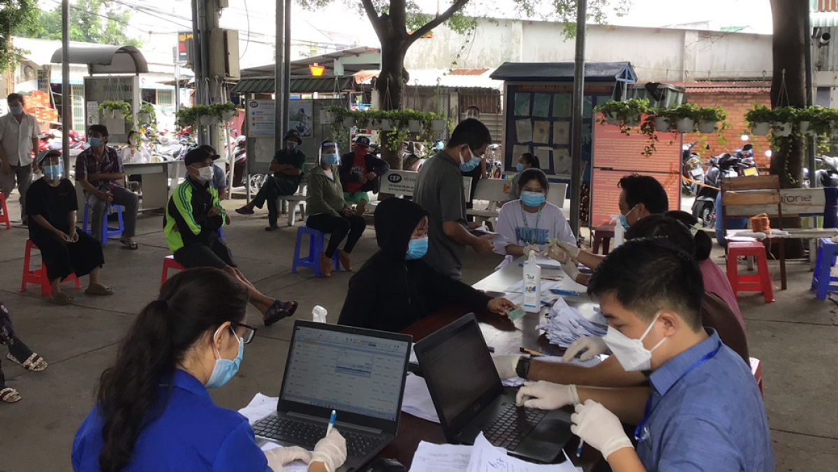 Người dân phường Đông Hòa, thành phố Dĩ An được chi tiền các gói hỗ trợ.