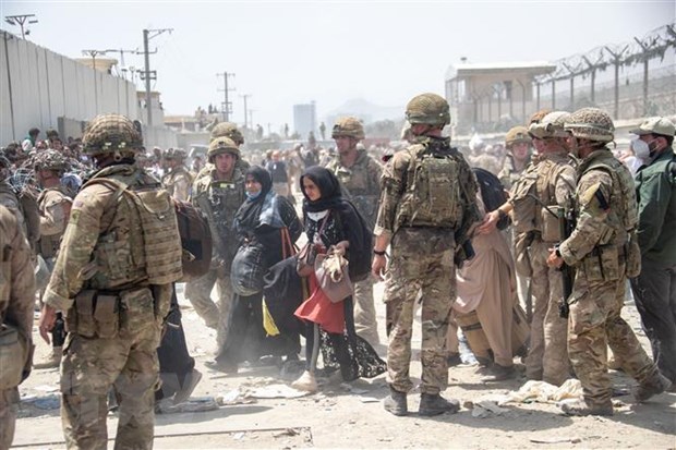 Binh sỹ Anh và Mỹ làm nhiệm vụ hỗ trợ sơ tán tại khu vực sân bay Kabul, Afghanistan, ngày 21/8/2021. (Ảnh: AFP/TTXVN)