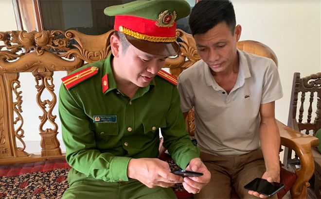 Công an xã Hòa Cuông hướng dẫn người dân kết nối “Zalo an ninh”.